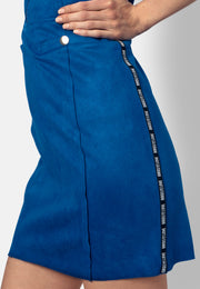 Royalblaues Minikleid aus veganem Ökoleder mit Zierknopfleiste