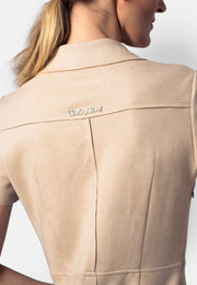 Sandbeiges Minikleid aus veganem Ökoleder mit Zierknopfleiste