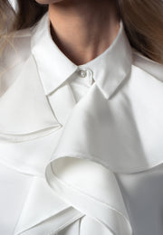 Colette – Weiße Bluse mit Jabot aus luxuriösem Baumwollsatin