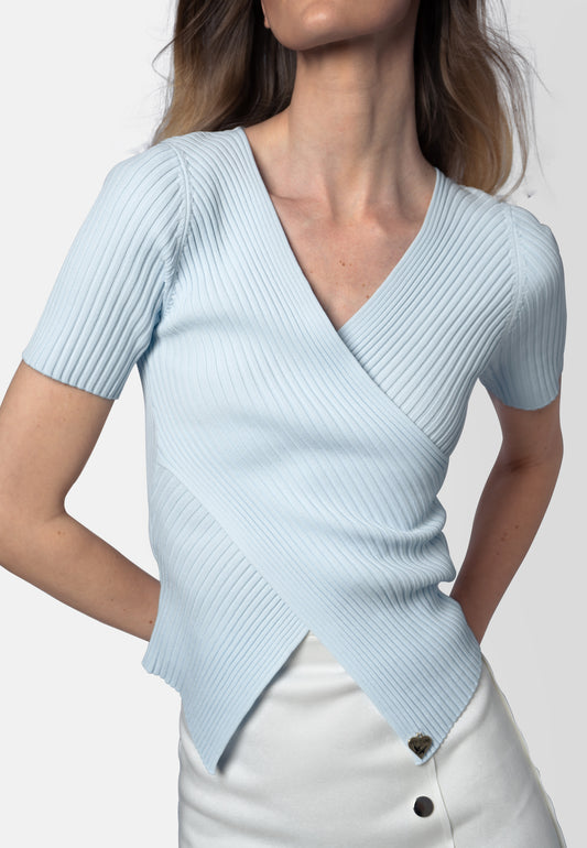 Lina – Hellblauer Rippstrick-Top mit Wickeleffekt