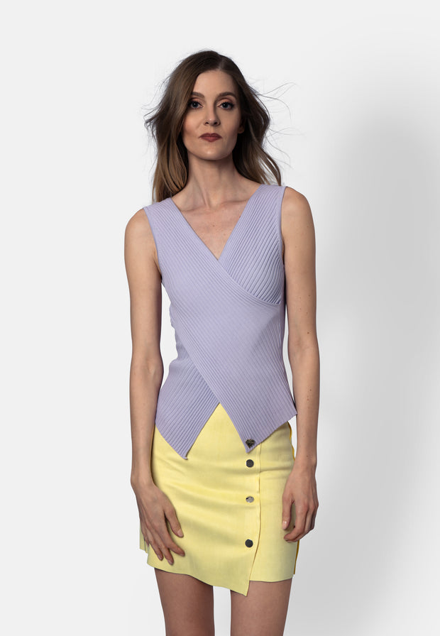 Mila – Ärmelloses Stricktop in Lavendel mit Wickeleffekt