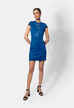 Dieses blaue Minikleid aus strukturiertem Ökoleder sitzt figurbetont und verleiht eine starke Silhouette. Der sichtbare Reißverschluss vorn sorgt für Komfort und einen modernen Look, während dekorative Knöpfe und seitliche Zierstreifen mit Branding stilvolle Akzente setzen.