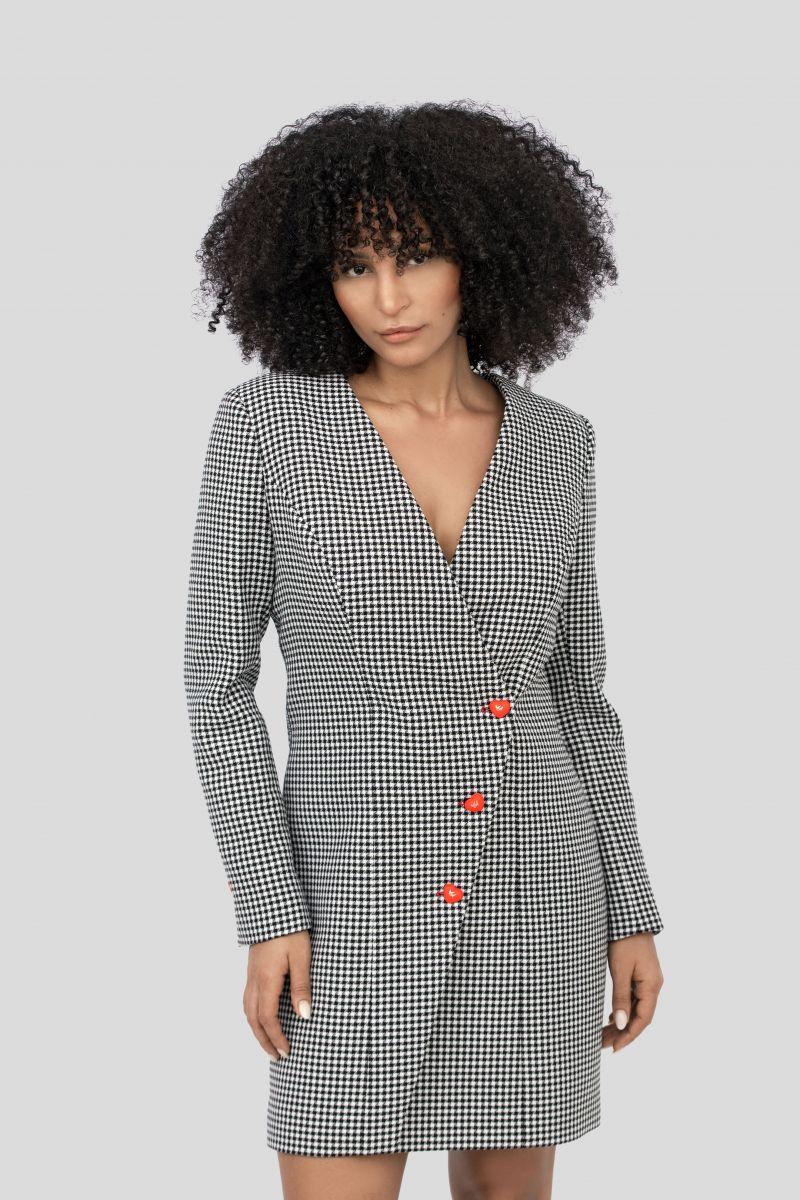 Kaufen Sie das elegante Blazer Dress online. Stilvolles Damen-Blazerkleid mit tailliertem Schnitt und doppelreihiger Knopfleiste. Perfekt für Business und Abend-Events. Jetzt online bestellen.