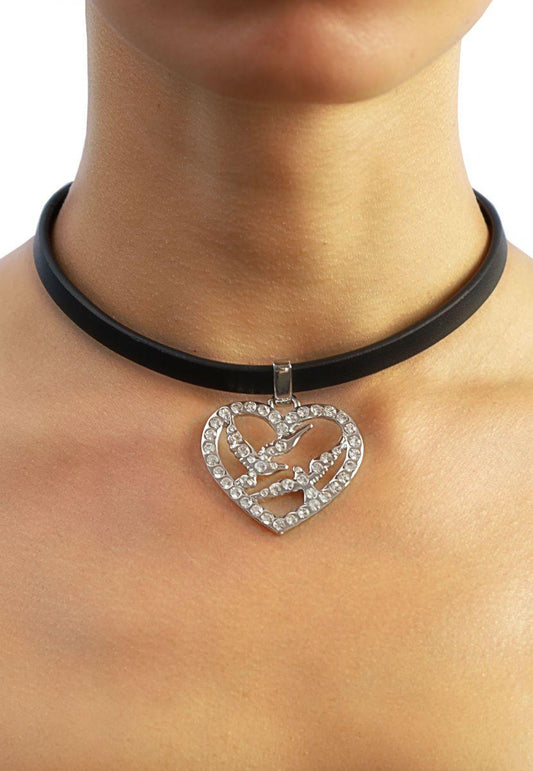 Kaufen Sie die Choker Birds of Love Halskette online. Elegante Halskette mit Herz-Anhänger im modernen Choker-Stil. Perfektes Geschenk und stilvolles Accessoire. Jetzt online bestellen.