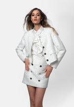 Model trägt den weißen Tweed-Blazer „Claire“ von Birds of Love mit feinen Pailletten aus italienischem Stoff – handgefertigt in der Schweiz.