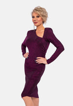 Das&nbsp;Cocktail Glamour Fuchsia berry Viskose dress ist ein figurbetontes Kleid, das Eleganz und Tragekomfort perfekt vereint. Hergestellt aus einem hochwertigen Materialmix aus 85 % Viskose, 25 % Polyamid und 10 % Lurex, schmiegt sich das Kleid angenehm an den Körper und sorgt durch den dezenten Glanz für einen funkelnden Auftritt.