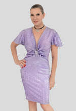 Dieses elegante Cocktailkleid in einem schimmernden Lila-Ton ist ein echter Hingucker für jeden Anlass. Das Kleid ist im Wickel-Look mit V-Ausschnitt designt und verfügt über eine raffinierte Raffung an der Taille, die Ihre Figur perfekt in Szene setzt. Gefertigt aus 100 % Polyester, bietet das Kleid eine glänzende Oberfläche und einen angenehmen Tragekomfort. Unser Model ist 171 cm groß und trägt Größe M.