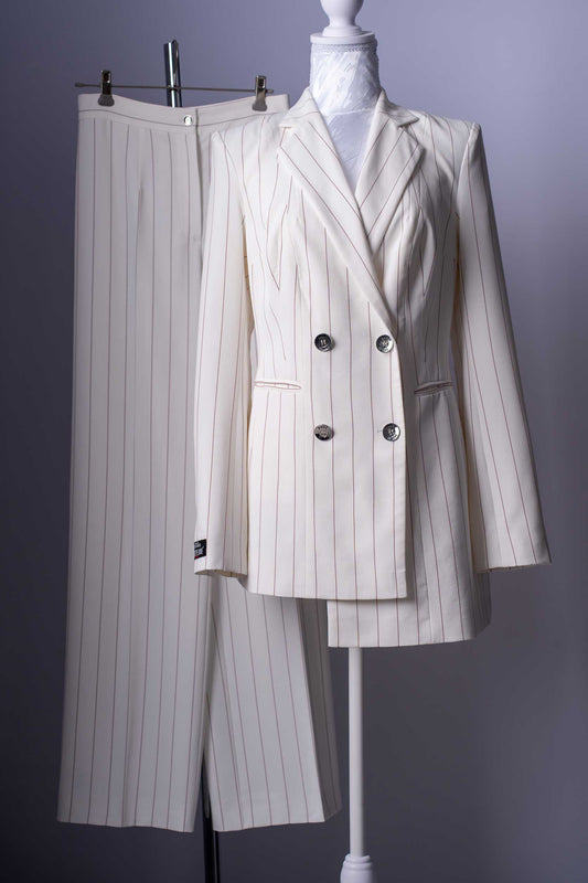 Eleganter Damen-Blazer in Weiß mit Nadelstreifen - Zweireihig & Tailliert