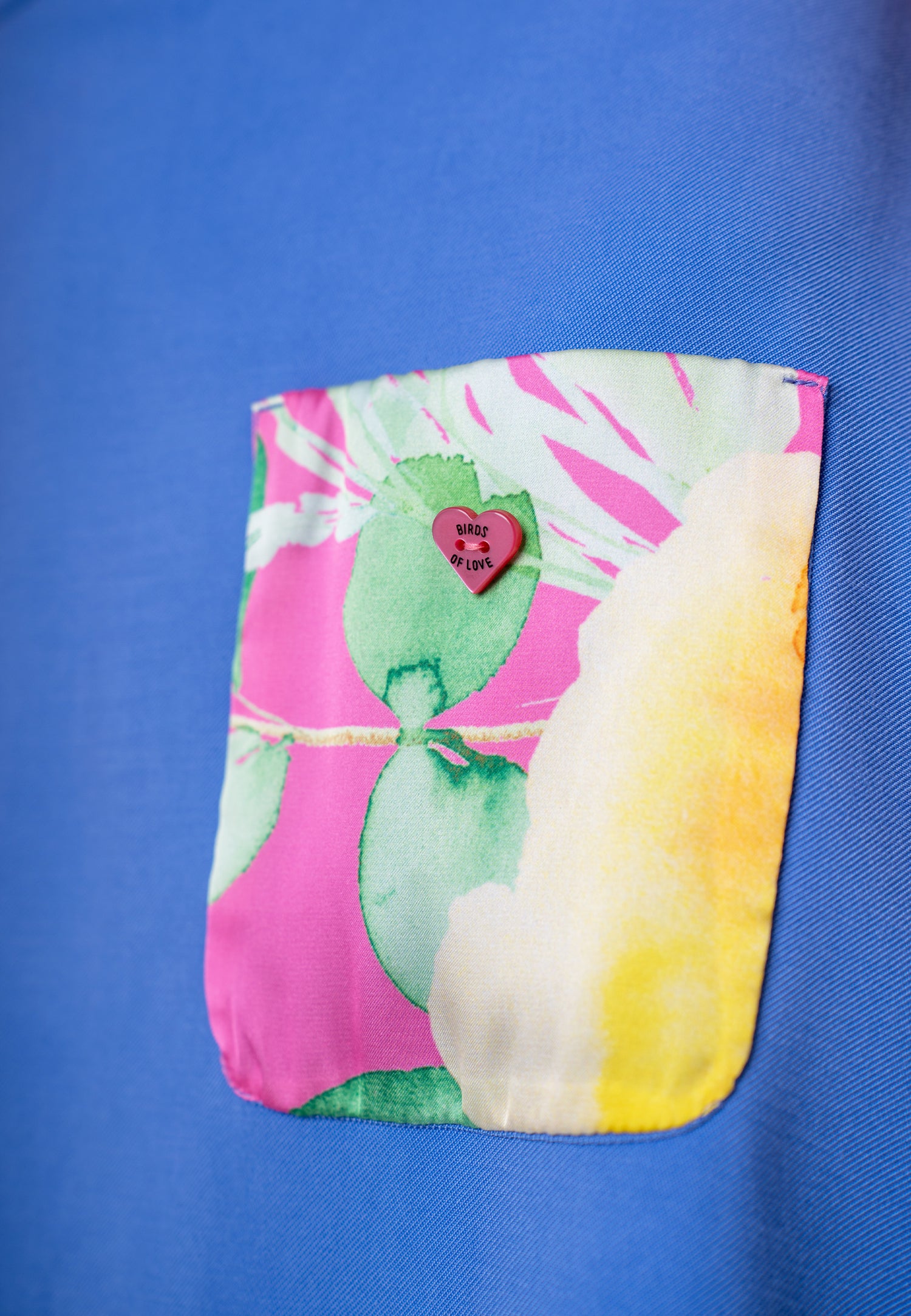 Midirock in elegantem Kornblumenblau mit kontrastierenden Taschen im farbigen Blumenprint. | Jardin by Birds of Love
