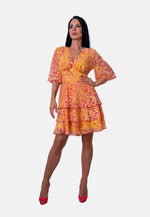 Kurzes Kleid mit V-Ausschnitt und Volantrock im Animalprint in Gelb-Pink | Birds of Wild Grace by Birds of Love