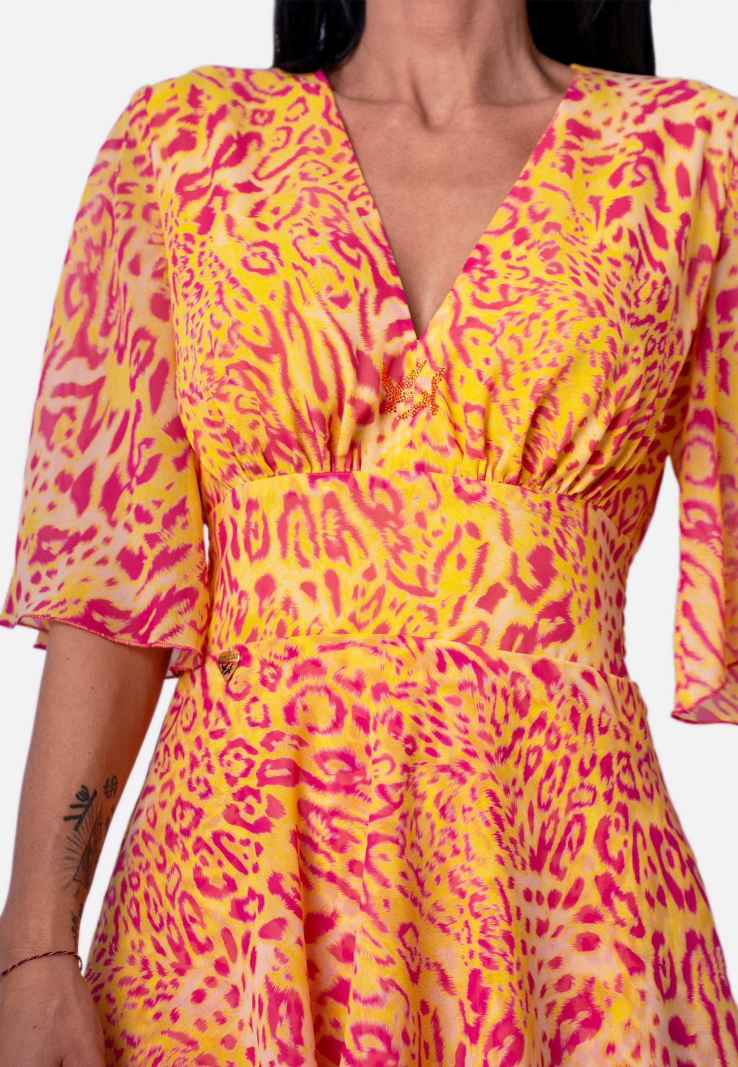 Kurzes Kleid mit V-Ausschnitt und Volantrock im Animalprint in Gelb-Pink | Birds of Wild Grace by Birds of Love