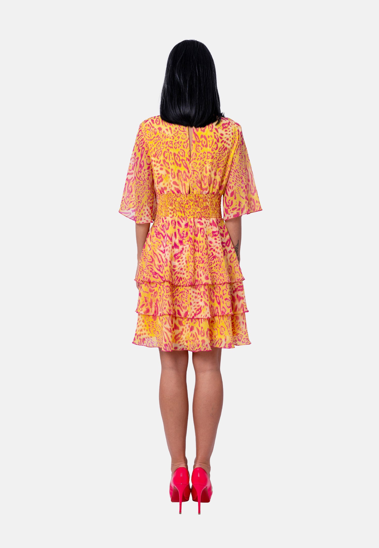 Kurzes Kleid mit V-Ausschnitt und Volantrock im Animalprint in Gelb-Pink | Birds of Wild Grace by Birds of Love