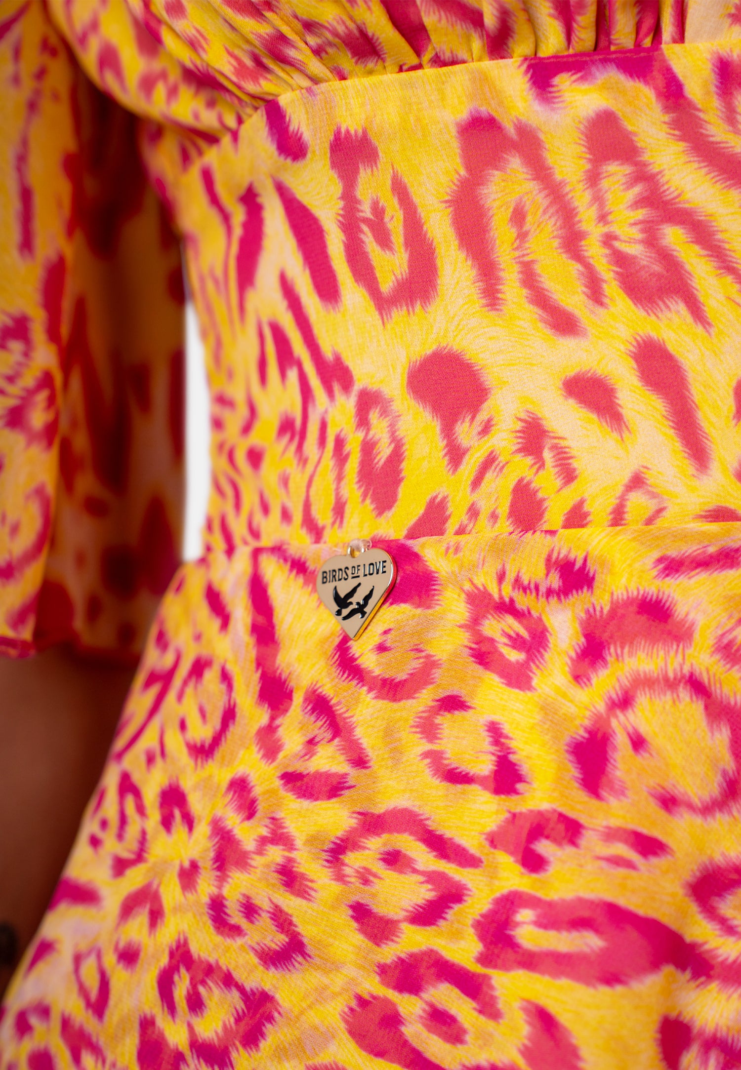 Kurzes Kleid mit V-Ausschnitt und Volantrock im Animalprint in Gelb-Pink | Birds of Wild Grace by Birds of Love