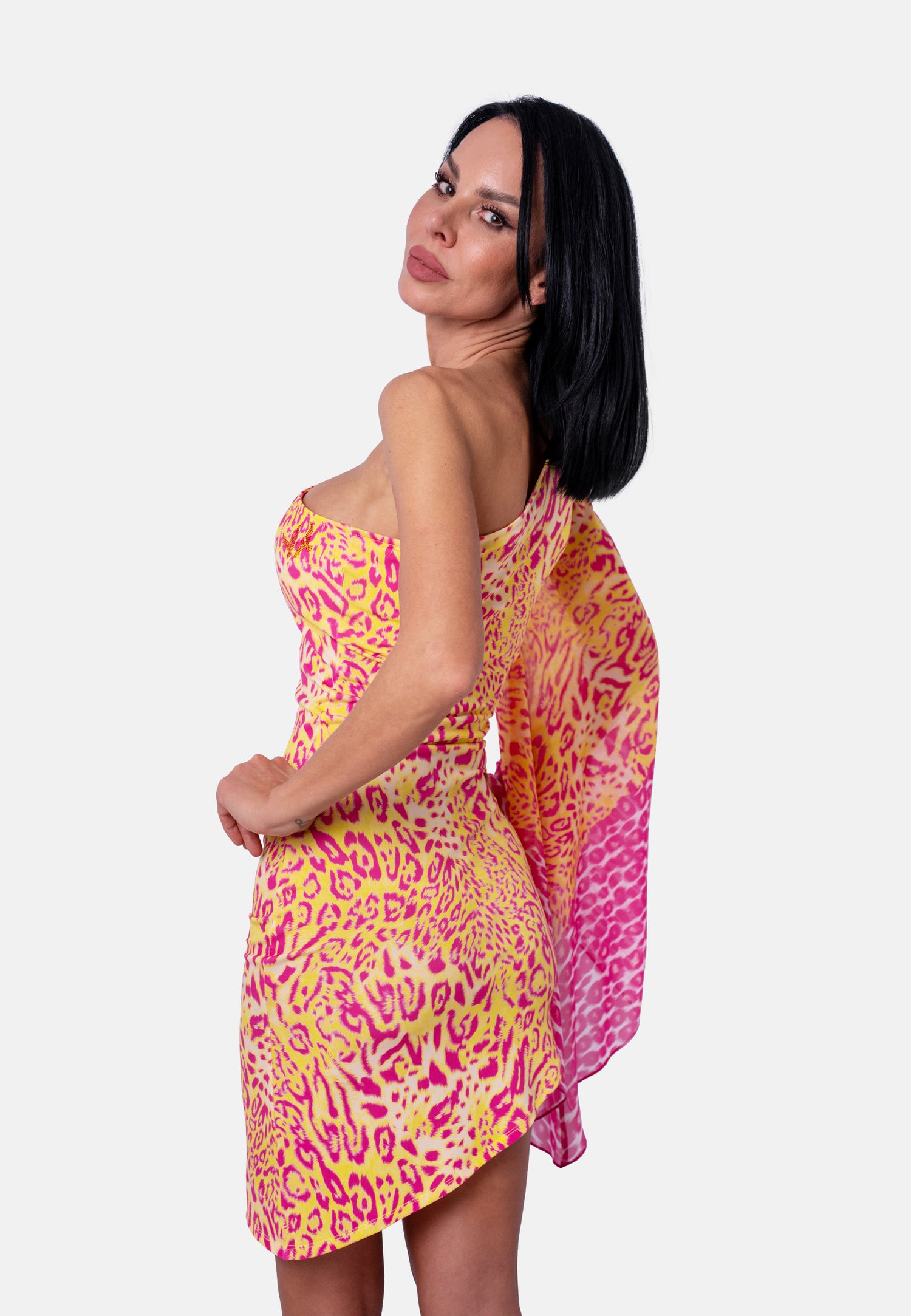 Asymmetrisches One-Shoulder-Kleid mit Statement-Ärmel im Animalprint in Gelb-Pink | Birds of Wild Grace by Birds of Love