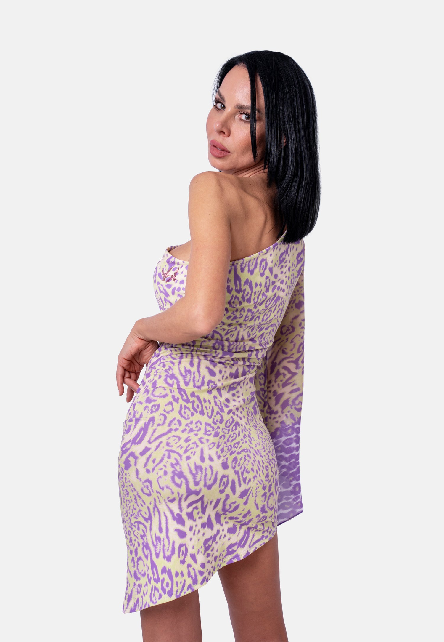 Asymmetrisches One-Shoulder-Kleid mit Statement-Ärmel im Animalprint in Flieder-Beige | Birds of Wild Grace by Birds of Love