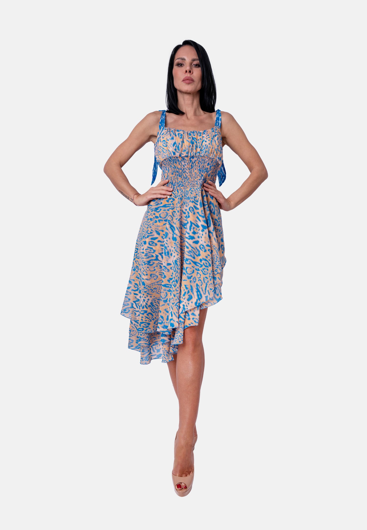 Asymmetrisches Midikleid mit Animalprint und geraffierter Taille in Blau-Beige | Birds of Wild Grace by Birds of Love