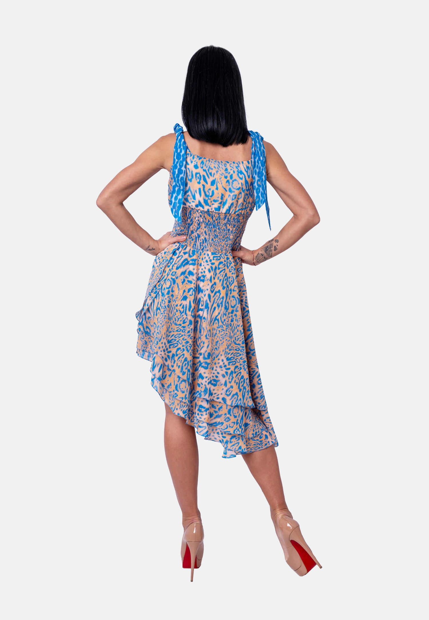 Asymmetrisches Midikleid mit Animalprint und geraffierter Taille in Blau-Beige | Birds of Wild Grace by Birds of Love