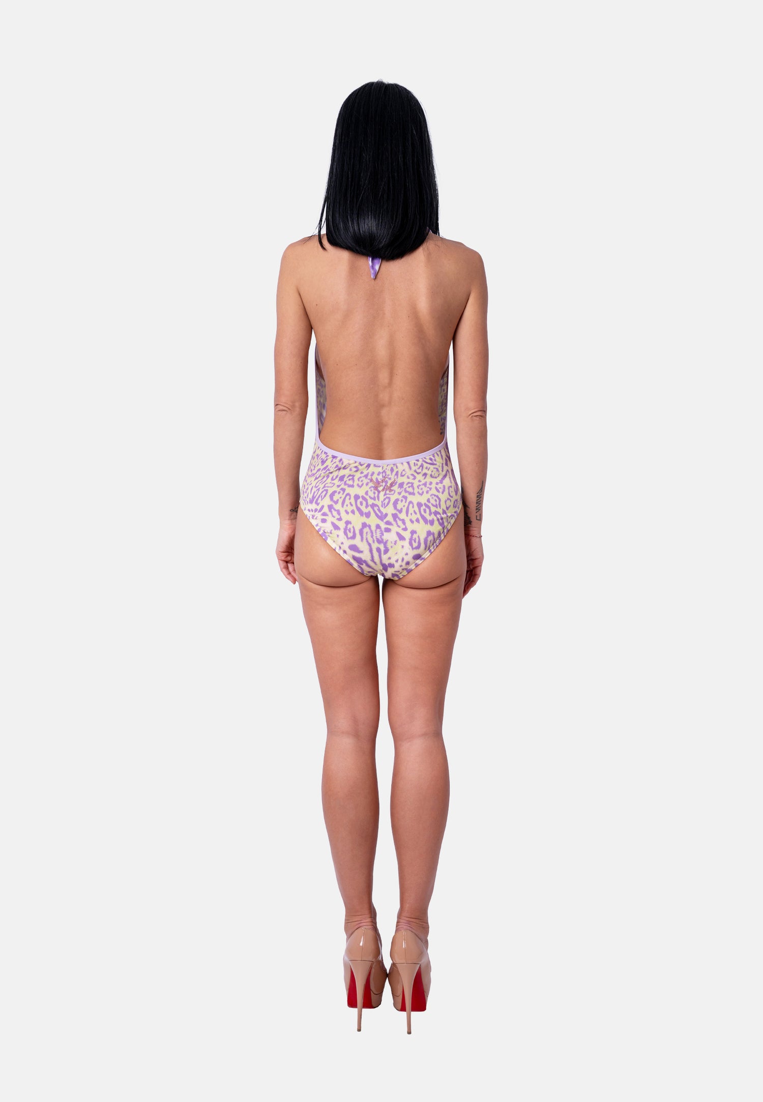 Tief ausgeschnittenes Badeanzug-Body mit Halterneck im Animalprint in Flieder-Beige | Birds of Wild Grace by Birds of Love
