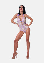 Tief ausgeschnittenes Badeanzug-Body mit Halterneck im Animalprint in Flieder-Beige | Birds of Wild Grace by Birds of Love