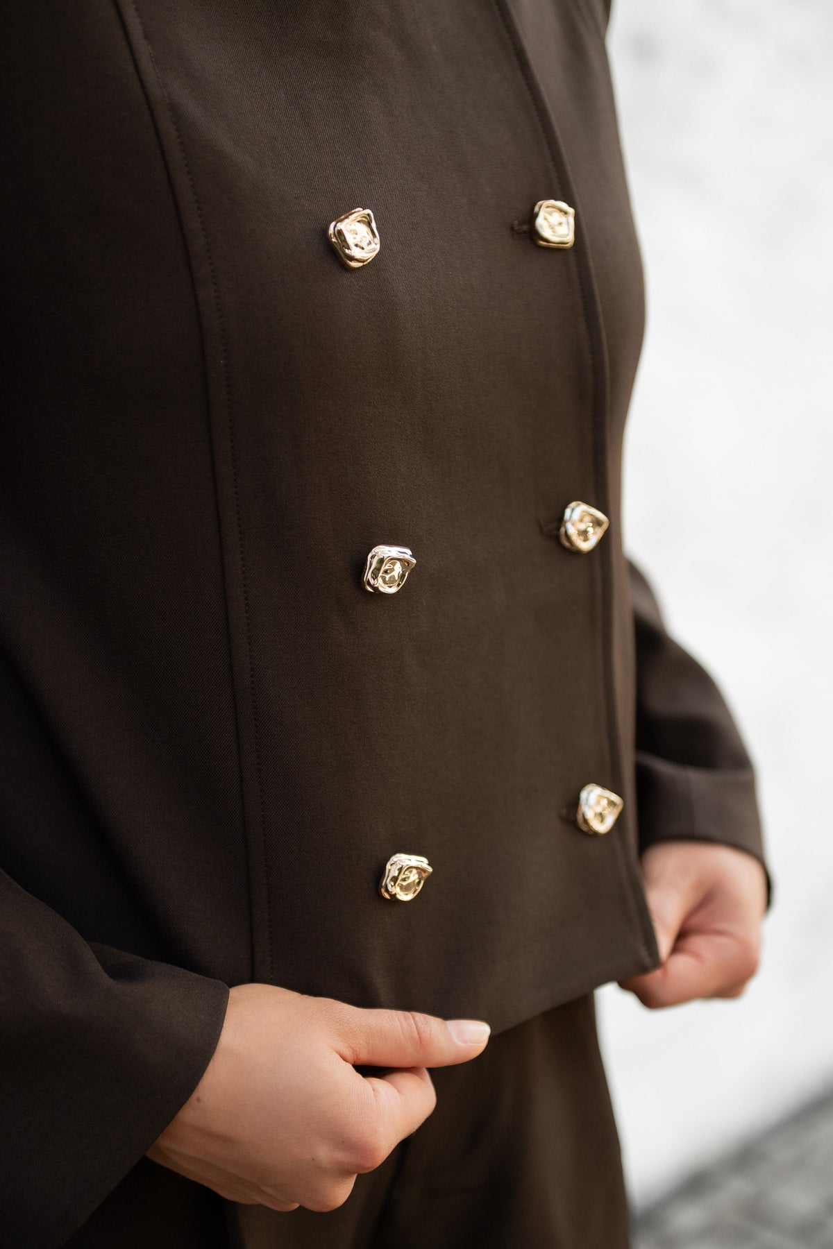 Schokoladen-Eleganz – dunkelbrauner Hosenanzug mit goldfarbenen Knöpfen
