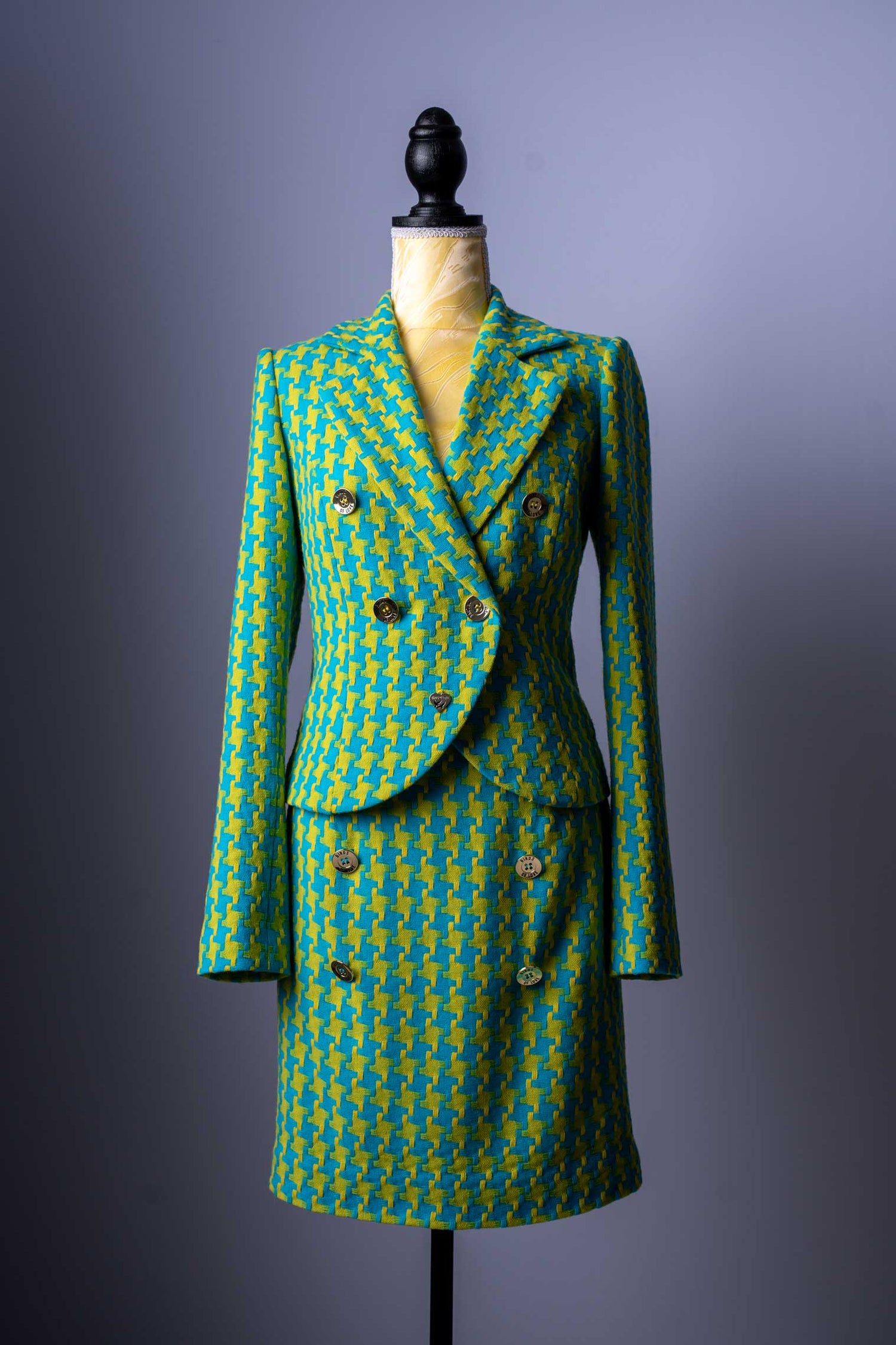 Machen Sie eine Zeitreise in die Welt der Mode mit diesem atemberaubenden Damen-Kostüm im Retro-Stil. Dieses Set ist ein echtes Fashion-Statement und vereint klassische Eleganz mit einem kühnen, modernen Design.