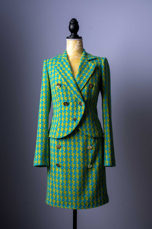 Machen Sie eine Zeitreise in die Welt der Mode mit diesem atemberaubenden Damen-Kostüm im Retro-Stil. Dieses Set ist ein echtes Fashion-Statement und vereint klassische Eleganz mit einem kühnen, modernen Design.