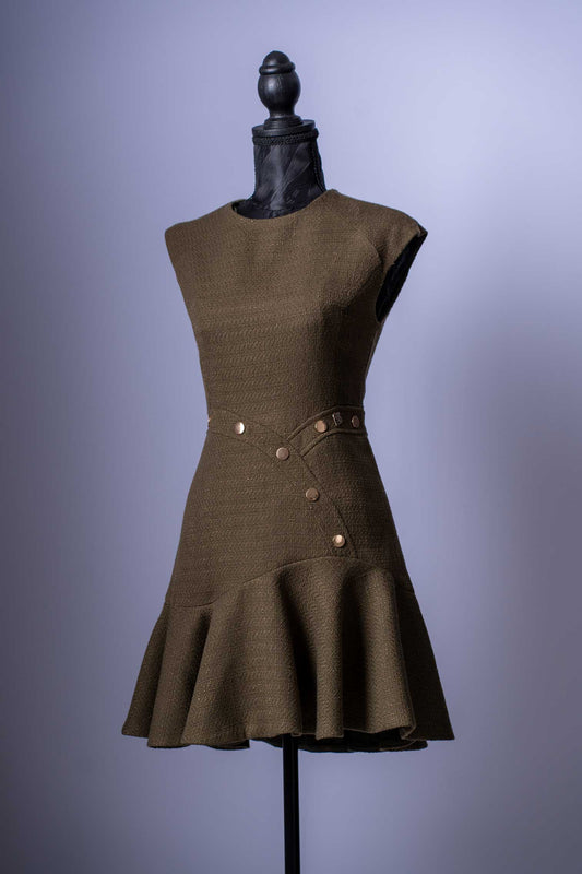 Setzen Sie ein modisches Statement mit diesem einzigartigen Mini-Kleid in einem eleganten Grün. Dieses Kleidungsstück ist die perfekte Mischung aus klassischer Textur und modernem, verspieltem Design.