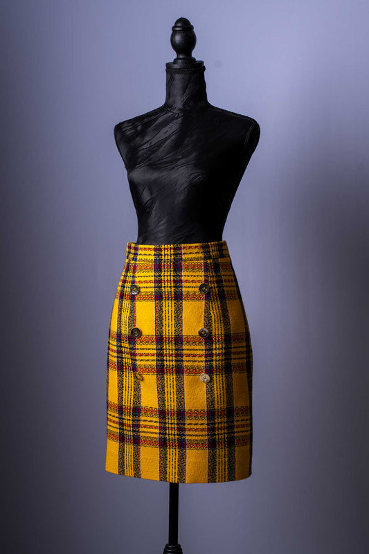 Bringen Sie Farbe in Ihre Garderobe mit diesem eleganten Minirock im Tweed-Look. Der Rock ist eine perfekte Kombination aus klassischem Design und einem modernen, selbstbewussten Stil.