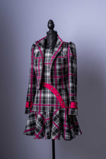 Kreieren Sie einen unvergesslichen Look mit diesem einzigartigen zweiteiligen Outfit! Dieses Set ist eine moderne und kühne Interpretation des klassischen Karomusters und garantiert ein echter Hingucker.