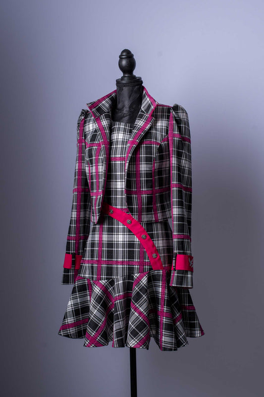 Kreieren Sie einen unvergesslichen Look mit diesem einzigartigen zweiteiligen Outfit! Dieses Set ist eine moderne und kühne Interpretation des klassischen Karomusters und garantiert ein echter Hingucker.