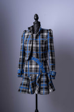 Kreieren Sie einen unvergesslichen Look mit diesem einzigartigen zweiteiligen Outfit! Dieses Set ist eine moderne und kühne Interpretation des klassischen Karomusters und garantiert ein echter Hingucker.