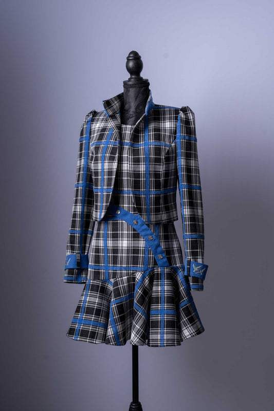 Kreieren Sie einen unvergesslichen Look mit diesem einzigartigen zweiteiligen Outfit! Dieses Set ist eine moderne und kühne Interpretation des klassischen Karomusters und garantiert ein echter Hingucker.