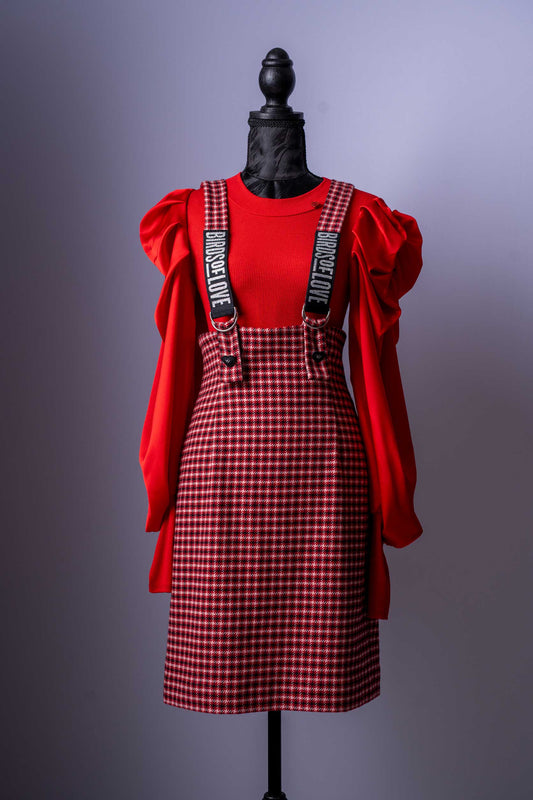 Setzen Sie ein Fashion-Statement mit diesem einzigartigen zweiteiligen Outfit! Die Kombination aus verspielten Elementen und urbanem Design kreiert einen unverwechselbaren und trendigen Look, der alle Blicke auf sich zieht.
