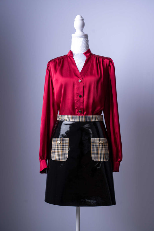 Damen-Outfit Bluse & Rock | Rote Satinbluse | Lackrock mit Karodetails
