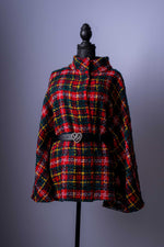 Setzen Sie ein stilvolles Statement mit dieser eleganten Tweed-Jacke im modernen Cape-Stil. Die Jacke ist eine perfekte Kombination aus traditioneller Eleganz und lässigem Chic und ein Muss für Ihre Herbst- und Wintergarderobe.