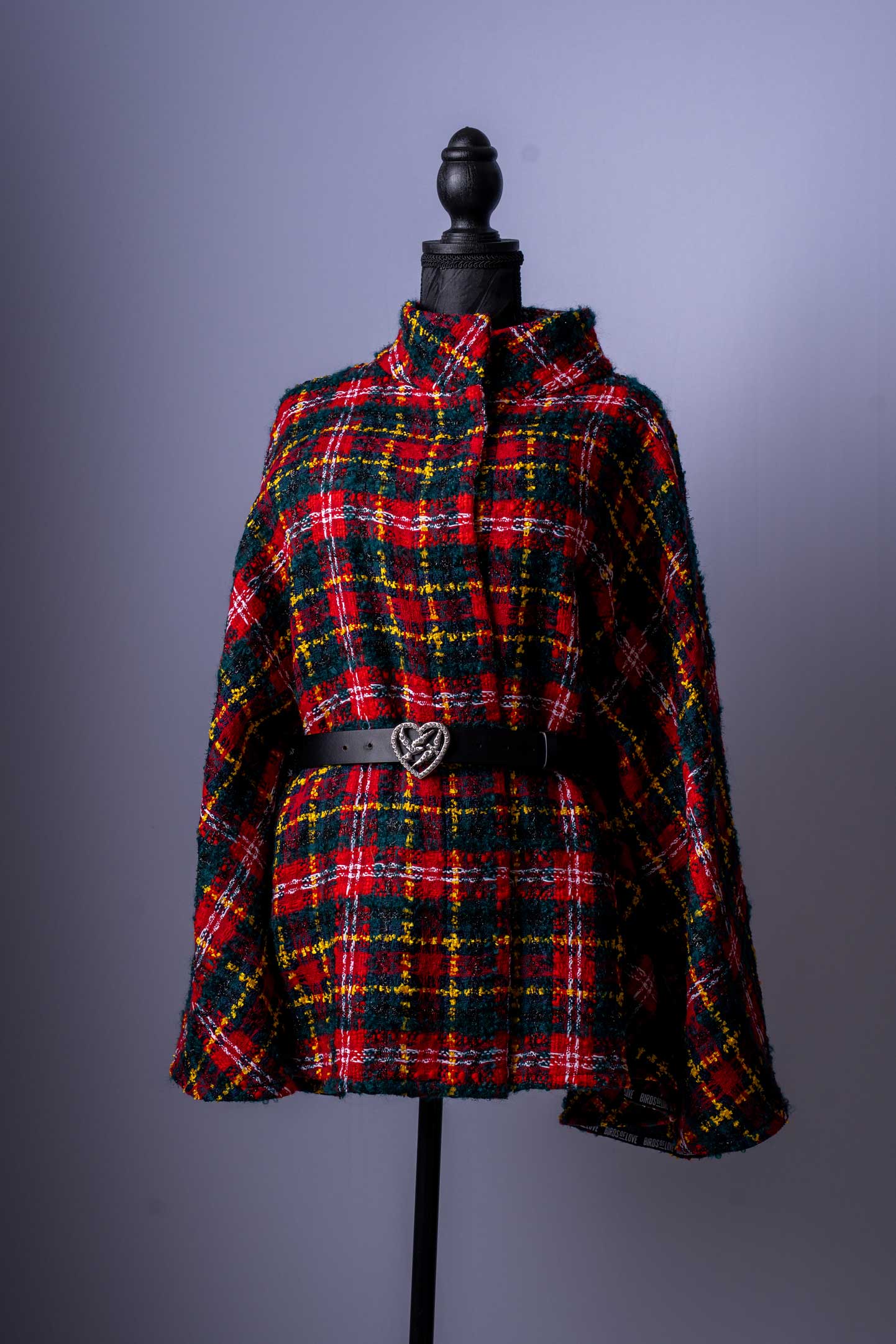 Setzen Sie ein stilvolles Statement mit dieser eleganten Tweed-Jacke im modernen Cape-Stil. Die Jacke ist eine perfekte Kombination aus traditioneller Eleganz und lässigem Chic und ein Muss für Ihre Herbst- und Wintergarderobe.