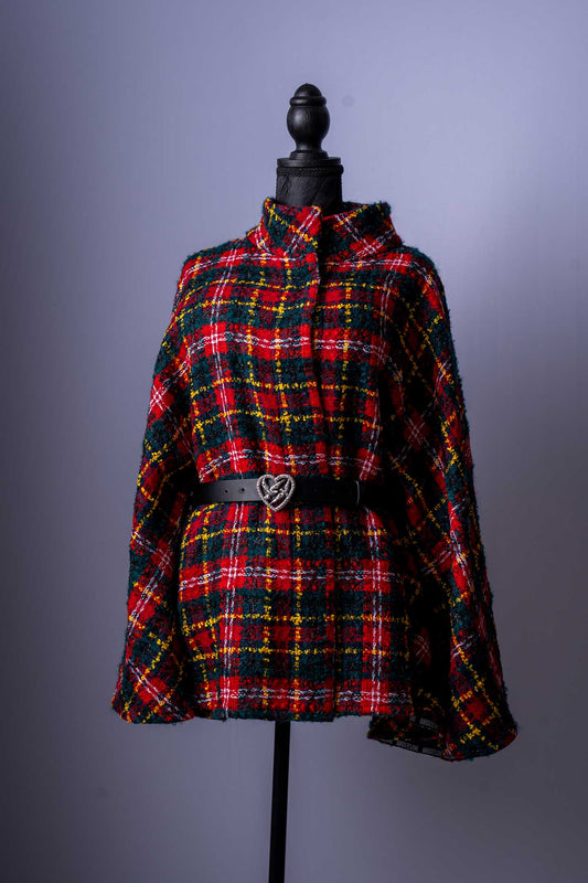 Setzen Sie ein stilvolles Statement mit dieser eleganten Tweed-Jacke im modernen Cape-Stil. Die Jacke ist eine perfekte Kombination aus traditioneller Eleganz und lässigem Chic und ein Muss für Ihre Herbst- und Wintergarderobe.