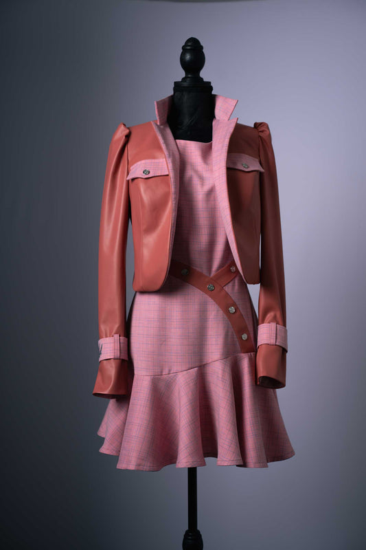Verleihen Sie Ihrem Outfit einen Hauch von Eleganz und Modernität mit dieser exklusiven Damen Kurzjacke. Gefertigt aus hochwertigem Kunstleder, bietet sie eine luxuriöse Optik und Haptik, während sie gleichzeitig pflegeleicht ist.