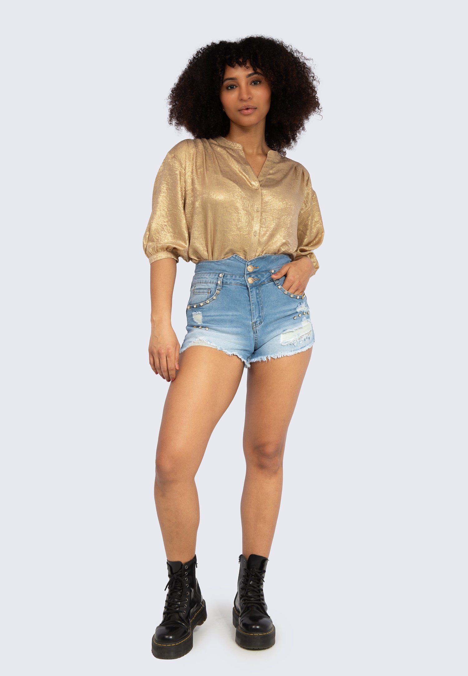 Diese Denim Sexy short-shorts with rhinestones sind das perfekte Gleichgewicht aus Komfort und Stil für den Sommer. Die hohe Taille und der Push-up-Effekt sorgen für eine schmeichelhafte Passform. Gefertigt aus einem hochwertigen Denim-Stretch-Material, das eine Mischung aus Baumwolle, Polyester und Elastan enthält, bieten sie nicht nur einen idealen Sitz, sondern auch maximale Bewegungsfreiheit.