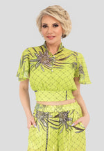 Das Design Edelweiß Top-Bluse mit Knöpfen in Limette ist ein lässiges und zugleich stilvolles Oberteil. Es ist mit einem elastischen, gesmokten Bündchen am Rücken ausgestattet, was für eine bequeme Passform sorgt. Die Bluse hat eine normale Passform, kurze Ärmel und ist kurz geschnitten. Gefertigt aus einer leichten Mischung aus 40 % Viskose und 60 % Polyester, bietet sie hohen Tragekomfort und ist ideal für den Alltag.