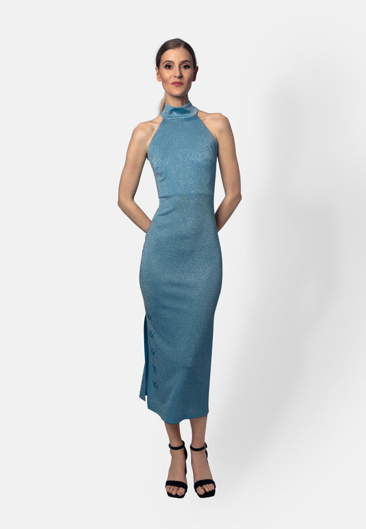 Dieses eisblaue Midikleid aus hochwertigem, elastischem Viskose-Jersey aus Italien mit weichem Lurex, der dem Kleid einen auffälligen Glanz verleiht, vereint Eleganz, Komfort und zeitlose Raffinesse. Der figurbetonte Schnitt und die schmeichelnde Midilänge unterhalb des Knies sorgen für eine elegante Silhouette, während edle Zierelemente mit Strasssteinen dem Design eine luxuriöse Note verleihen.