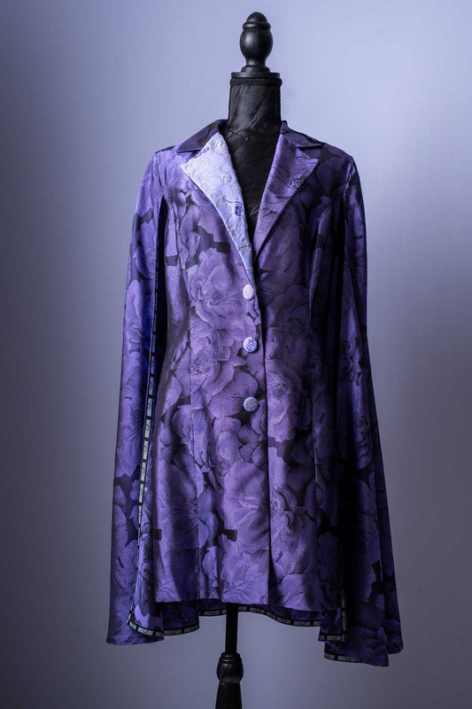 Setzen Sie ein unvergleichliches Fashion-Statement mit diesem eleganten Damen-Blazer im einzigartigen Cape-Stil. Dieses luxuriöse Kleidungsstück ist die perfekte Wahl für alle, die sich von der Masse abheben möchten.
