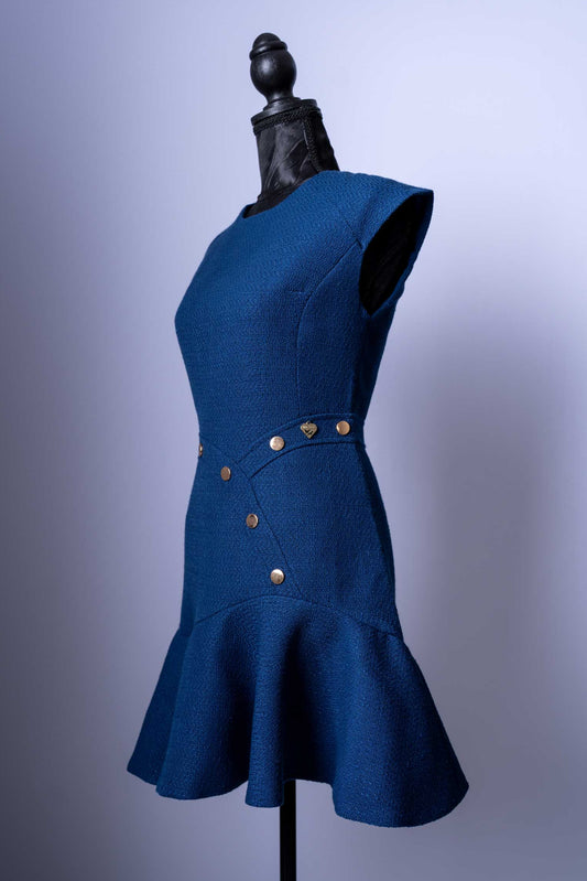 Entdecken Sie unser exklusives&nbsp;Damen-Tweedkleid, das Eleganz und modernen Chic perfekt vereint. Dieses dunkelblaue Kleid ist aus einem hochwertigen Bouclé-Stoff gefertigt, der eine luxuriöse Textur und eine angenehme Haptik bietet.