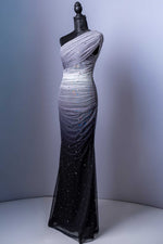 Verzaubern Sie bei Ihrem nächsten großen Auftritt in diesem luxuriösen Abendkleid! Dieses einzigartige Kleidungsstück besticht durch seinen eleganten Stil und seine atemberaubenden Details, die Sie zum strahlenden Mittelpunkt jeder Veranstaltung machen.