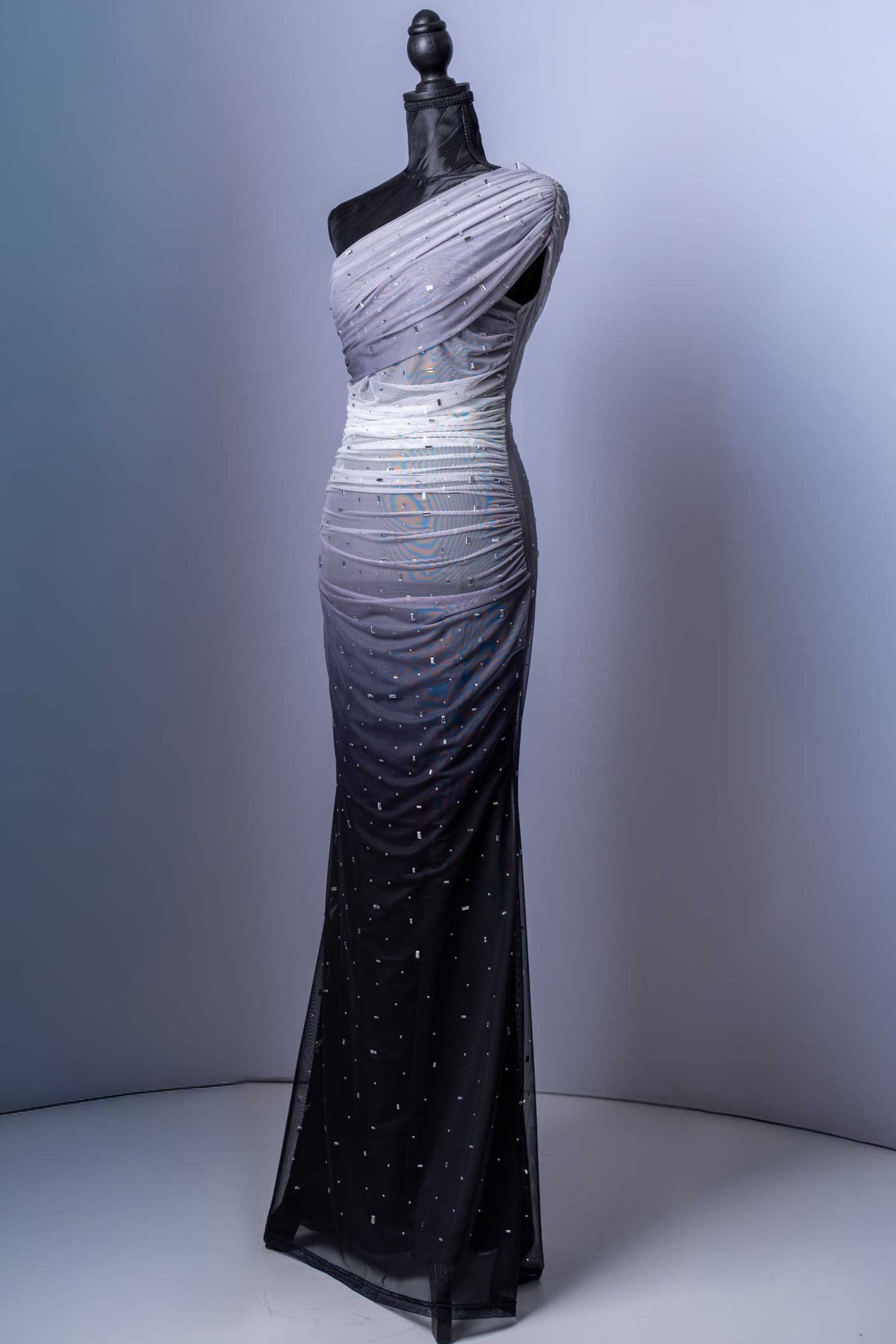 Verzaubern Sie bei Ihrem nächsten großen Auftritt in diesem luxuriösen Abendkleid! Dieses einzigartige Kleidungsstück besticht durch seinen eleganten Stil und seine atemberaubenden Details, die Sie zum strahlenden Mittelpunkt jeder Veranstaltung machen.