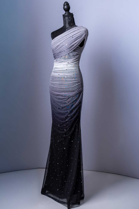 Verzaubern Sie bei Ihrem nächsten großen Auftritt in diesem luxuriösen Abendkleid! Dieses einzigartige Kleidungsstück besticht durch seinen eleganten Stil und seine atemberaubenden Details, die Sie zum strahlenden Mittelpunkt jeder Veranstaltung machen.