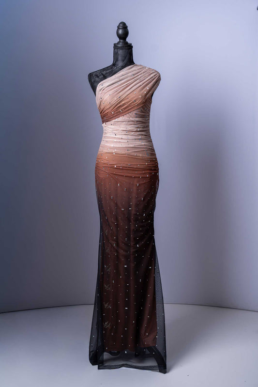 Verzaubern Sie bei Ihrem nächsten großen Auftritt in diesem luxuriösen Abendkleid! Dieses einzigartige Kleidungsstück besticht durch seinen eleganten Stil und seine atemberaubenden Details, die Sie zum strahlenden Mittelpunkt jeder Veranstaltung machen.
