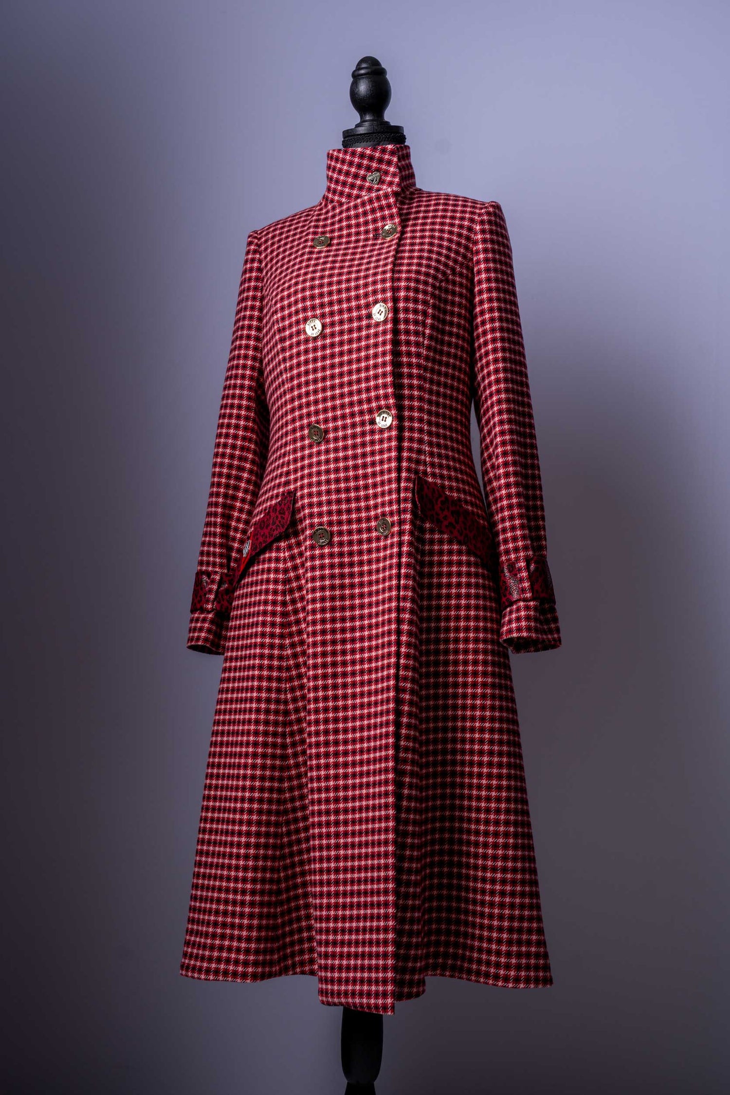 Dieses elegante orange Blazerkleid ist ein echtes Statement-Piece, das Ihrem Kleiderschrank eine Portion Selbstbewusstsein verleiht. Mit seinem einzigartigen Design und der leuchtenden Farbe sind Sie bei jedem Anlass der Hingucker.