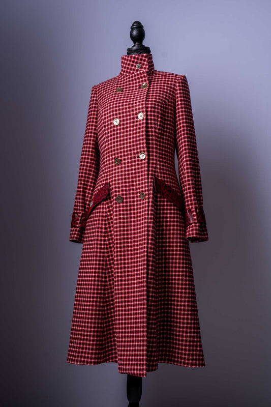 Dieses elegante orange Blazerkleid ist ein echtes Statement-Piece, das Ihrem Kleiderschrank eine Portion Selbstbewusstsein verleiht. Mit seinem einzigartigen Design und der leuchtenden Farbe sind Sie bei jedem Anlass der Hingucker.