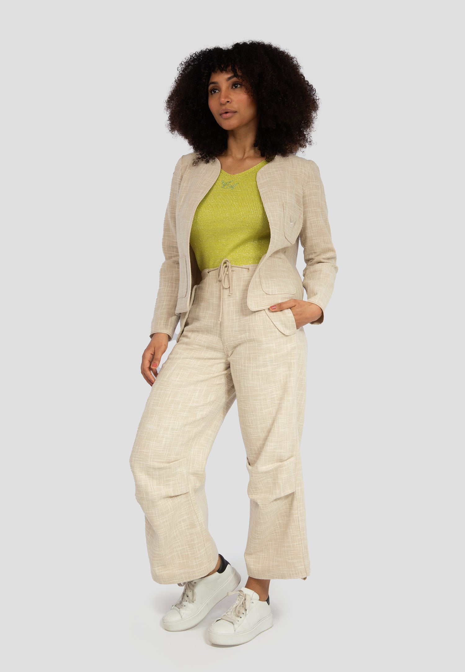 Dieses zweiteilige Freizeitkostüm im Oversized-Stil ist die perfekte Wahl für entspannte Tage und bietet höchsten Tragekomfort. Das Set besteht aus einem Oberteil und einer Hose in einer eleganten Beige-Farbe. Gefertigt aus einer hochwertigen Mischung aus 88 % Baumwolle und 12 % Polyester, fühlt sich das Material angenehm auf der Haut an. Das Set hat eine lässige Passform und ein weiches Tragegefühl. Unser Model ist 175 cm groß und trägt Größe M.